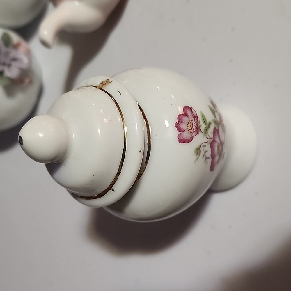 ASSORTMENT OF WHITE CERAMICS. - Picture 4 of 13